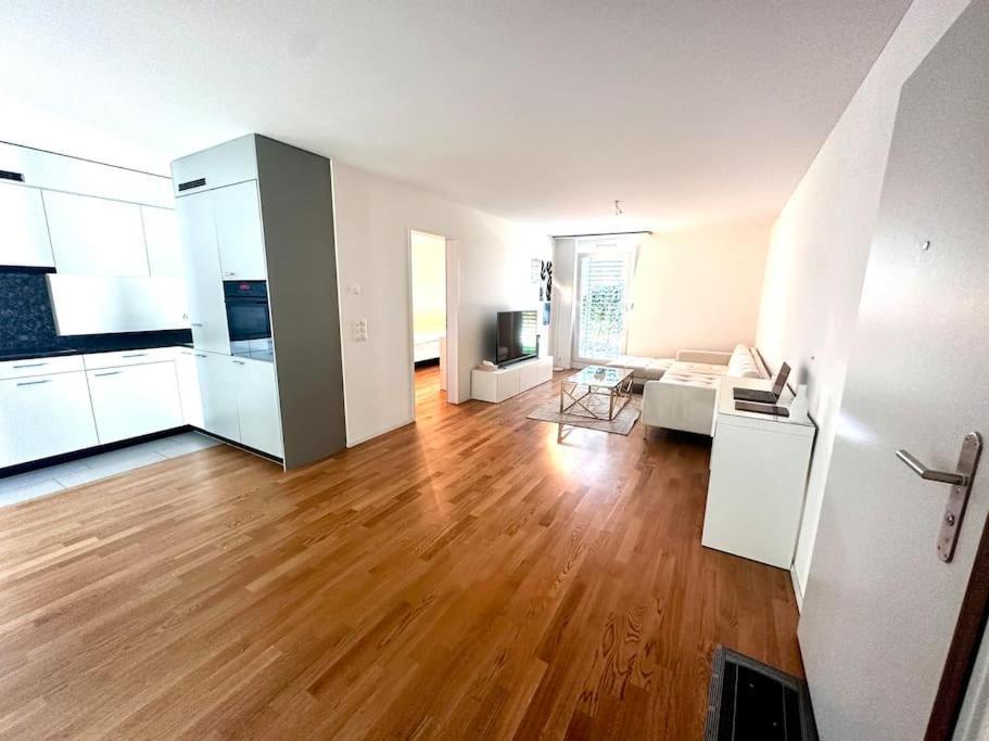 Moderne Wohnung Am Flughafen Opfikon-Glattbrugg Buitenkant foto